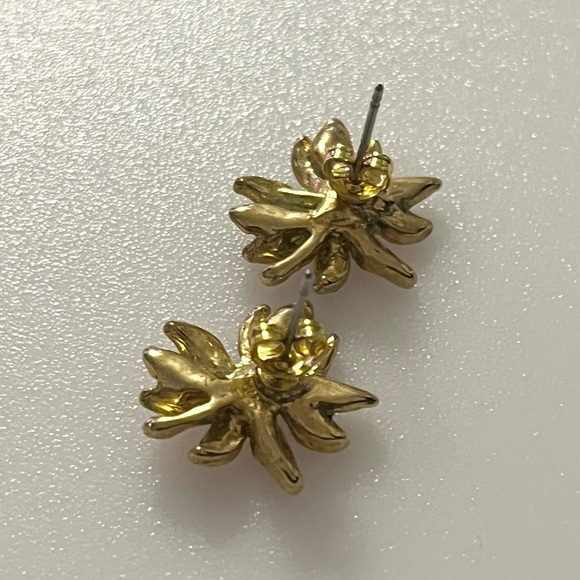 Vintage Metal Enamel MCM Poinsettia Flower Christmas Earrings - Picture 6 of 11